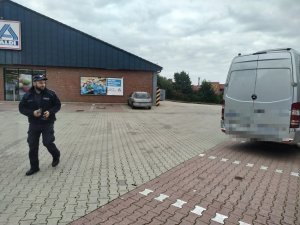 - policjant po przeprowadzonej kontroli busa