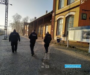 POLICJANCI I STRAŻ OCHRONY KOLEI WSPÓLNIE PATROLUJĄ TERENY DWORCÓW KOLEJOWYCH