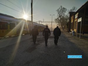 policjanci wspólnie z strażą ochrony kolei sprawdzają dworce PKP