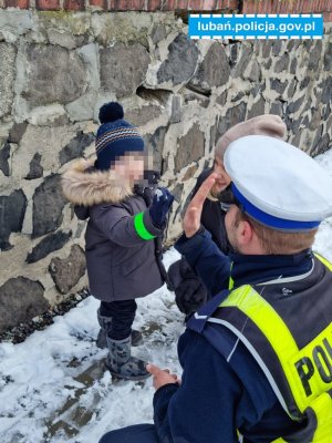 Policjant przekazuje odblask