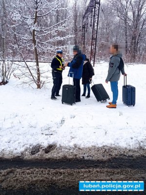 policjantka rozdaje odblaski