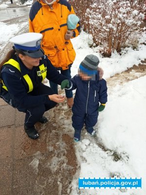 policjantka daje odblask dziecku