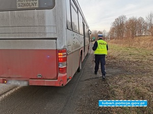 Policjant RD udaje się w kierunku stojącego autokaru