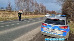 policjanta prowadzi kontrole drogową