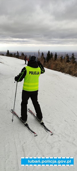 policjant pełniący służbę na stoku