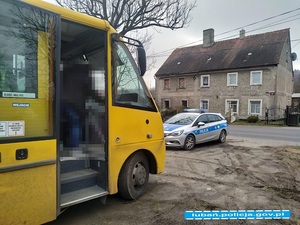 pojazd zatrzymany do kontroli drogowej przez policjantów