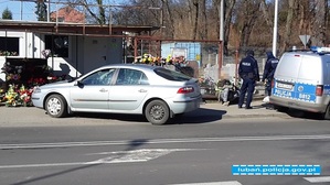 policjanci stoją przy osobie podejrzewanej o dokonanie przestępstwa