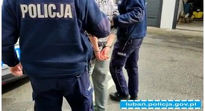 sprawca przemocy domowej prowadzony przez policjantów