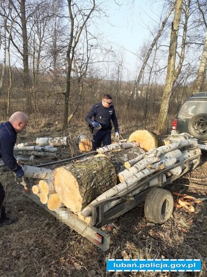 policjanci rozładowują przyczepkę samochodową