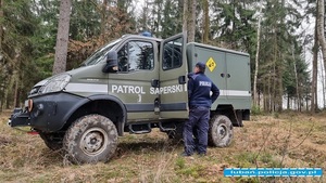 POLICJANCI I STRAŻ POŻARNA ZABEZPIECZALI MIEJSCE DETONACJI POCISKU