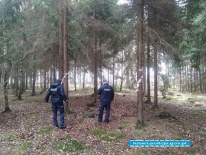 policjanci zabezpieczają miejsce detonacji