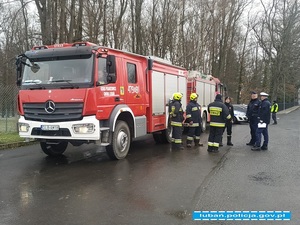 policjanci strażacy podczas odprawy