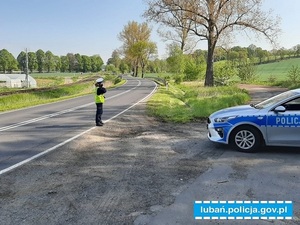 policjantka ruchu drogowego w trakcie służby