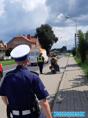 policjanci ruchu drogowego podczas czynności służbowych