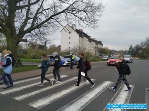 policjant zabezpiecza miejsce przemarszu uczestników rajdu