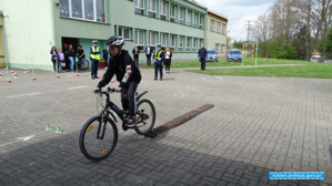 uczestnik zawodów jedzie na rowerze