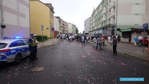 policjanci zabezpieczają przebieg uroczystości