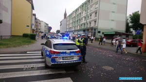 policjanci zabezpieczają procesję