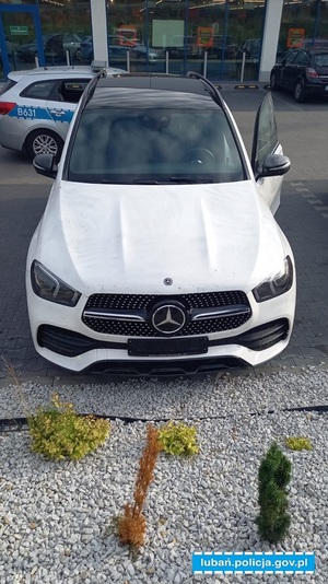 pojazd Merceds Benz GLE 400 zaparkowany na parkingu sklepowym