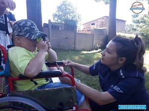 policjantka rozmawia z chłopcem