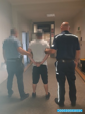 policjant umundurowany oraz policjant nieumundurowany prowadzą osobę podejrzaną o kradzież kosmetyków