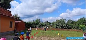 policjant stojący obok toru przeszkód