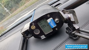 miernik prędkości a na nim zapis 101 km/h