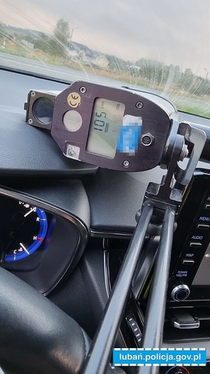 wskaźnik laserowy a na nim odczyt 105 km/h