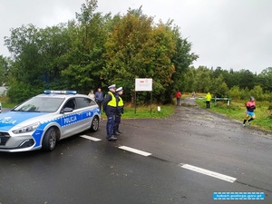 policjanci podczas zabezpieczania Bike Maratonu