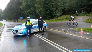 policjant i strażak podczas zabezpieczenia