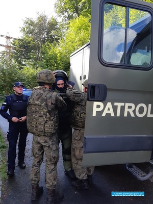 patrol saperski oraz funkcjonariusz policji na miejscu zdarzenia