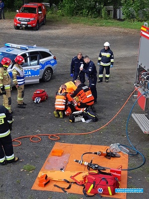 służby ratownicze policja, straż pożarna, pogotowie na miejscu wypadku drogowego