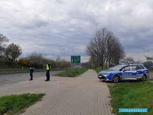 policjanci ruchu drogowego w trakcie służby