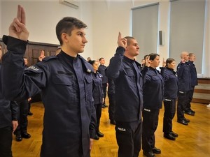 25 NOWYCH FUNKCJONARIUSZY WSTĄPIŁO DO DOLNOŚLĄSKIEJ POLICJI. PRZED NIMI TERAZ NIEŁATWA, ALE NIEZWYKLE SATYSFAKCJONUJĄCA SŁUŻBA, A PRZEDE WSZYSTKIM MOŻLIWOŚĆ STAŁEGO POMAGANIA INNYM