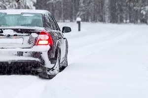 samochód osobowy na ośnieżonej drodze