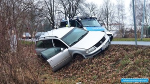 pojazd osobowy osunięty na drodze gruntowej