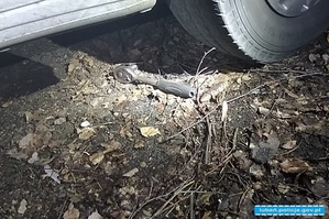 leżący na ziemi pod pojazdem klucz typu &quot;grzechotka&quot;