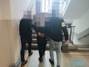 kryminalni prowadzą osobę podejrzaną o posiadanie narkotyków