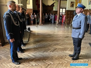 Dowódca uroczystości składa meldunek Zastępcy Komendanta Wojewódzkiego Policji we Wrocławiu inspektorowi Norbertowi Kurendzie
