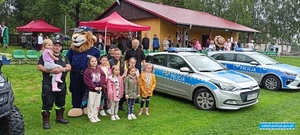 policjanci podczas pikniku rodzinnego