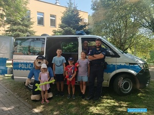 policjanci wraz z uczestnikami pikniku na Osiedlu Piastów