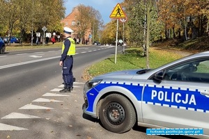 umundurowany policjant podczas służby