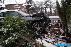 KIEROWCA BMW WJECHAŁ W OGRODZENIE I ZATRZYMAŁ SIĘ NA POSESJI