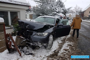 pojazd marki BMW zatrzymał się na ogrodzeniu