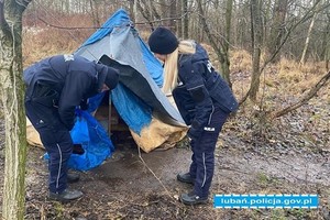 policjanci kontrolują tereny gdzie przebywają bezdomni