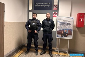 umundurowani policjanci na tle plakatu wstąp do Policji