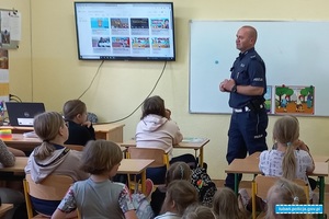 policjant przedstawia zasady bezpieczeństwa dzieciom