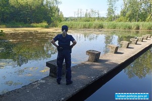policjanta kontroluje akwen wodny