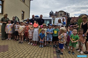 grupowe zdjęcie z policjantami