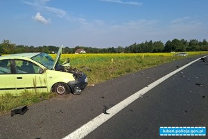 pojazd fiat panda usytuowany na poboczu drogi